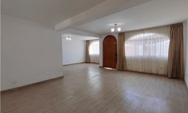 VENDO  CASA EN ESQUINA CON DOBLE COCHERA PARA 5 AUTOS -TACNA