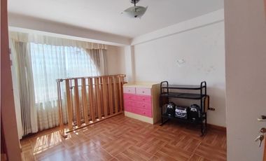 VENDO  CASA EN ESQUINA CON DOBLE COCHERA PARA 5 AUTOS -TACNA