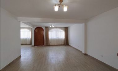 VENDO  CASA EN ESQUINA CON DOBLE COCHERA PARA 5 AUTOS -TACNA