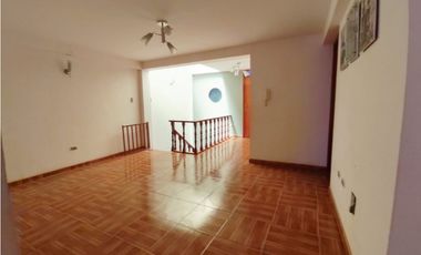VENDO  CASA EN ESQUINA CON DOBLE COCHERA PARA 5 AUTOS -TACNA