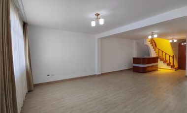 VENDO  CASA EN ESQUINA CON DOBLE COCHERA PARA 5 AUTOS -TACNA