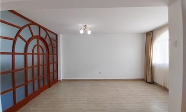 VENDO  CASA EN ESQUINA CON DOBLE COCHERA PARA 5 AUTOS -TACNA