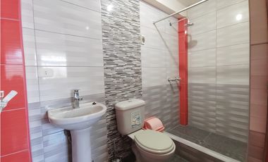 VENDO  CASA EN ESQUINA CON DOBLE COCHERA PARA 5 AUTOS -TACNA