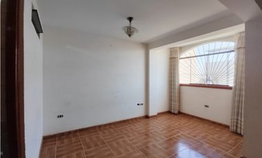 VENDO  CASA EN ESQUINA CON DOBLE COCHERA PARA 5 AUTOS -TACNA