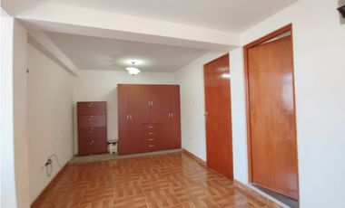 VENDO  CASA EN ESQUINA CON DOBLE COCHERA PARA 5 AUTOS -TACNA