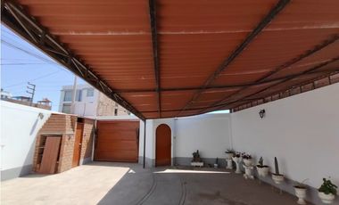 VENDO  CASA EN ESQUINA CON DOBLE COCHERA PARA 5 AUTOS -TACNA