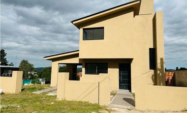 SE VENDE CASA A ESTRENAR ZONA PEKOS