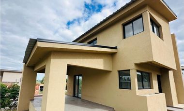 SE VENDE CASA A ESTRENAR ZONA PEKOS