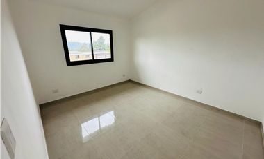 SE VENDE CASA A ESTRENAR ZONA PEKOS