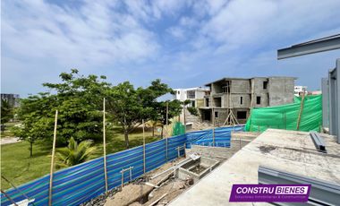 Casa tipo duplex con piscina en Urbanización Ciudad del Mar, Manta