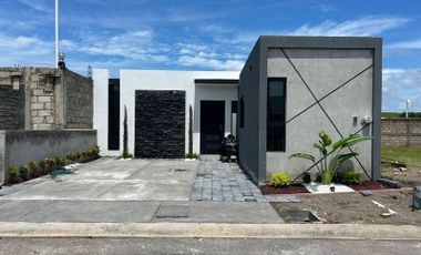 LOMAS DE LA RIOJA, Casa en VENTA de UNA PLANTA, 3 recamaras, jardin interior y patio trasero