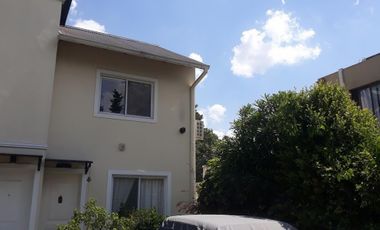 Triplex con cochera en venta