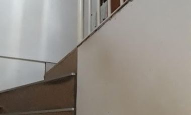 Triplex con cochera en venta