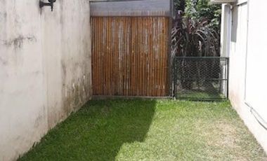 Triplex con cochera en venta