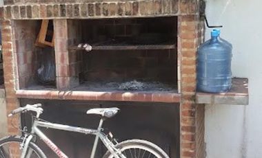 Triplex con cochera en venta