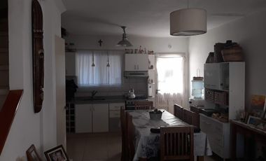 Triplex con cochera en venta