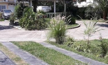 Triplex con cochera en venta