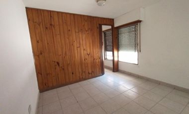 EXCELENTE PH INTERNO EN PLANTA BAJA CON 2 HABITACIONES, COCINA COMEDOR Y BAÑO CON DUCHA. OPCIONAL ESPACIO GUARDA COCHE DISPONIBLE.