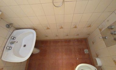 EXCELENTE PH INTERNO EN PLANTA BAJA CON 2 HABITACIONES, COCINA COMEDOR Y BAÑO CON DUCHA. OPCIONAL ESPACIO GUARDA COCHE DISPONIBLE.