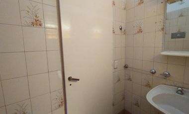 EXCELENTE PH INTERNO EN PLANTA BAJA CON 2 HABITACIONES, COCINA COMEDOR Y BAÑO CON DUCHA. OPCIONAL ESPACIO GUARDA COCHE DISPONIBLE.