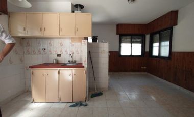 EXCELENTE PH INTERNO EN PLANTA BAJA CON 2 HABITACIONES, COCINA COMEDOR Y BAÑO CON DUCHA. OPCIONAL ESPACIO GUARDA COCHE DISPONIBLE.