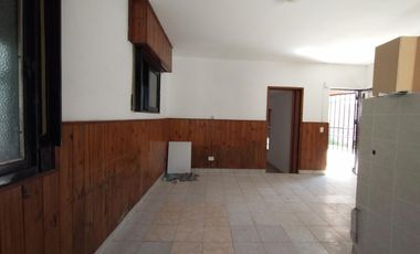 EXCELENTE PH INTERNO EN PLANTA BAJA CON 2 HABITACIONES, COCINA COMEDOR Y BAÑO CON DUCHA. OPCIONAL ESPACIO GUARDA COCHE DISPONIBLE.