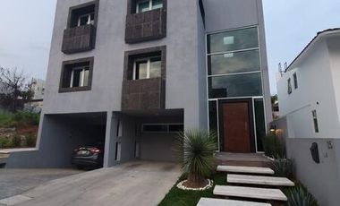 EN VENTA HERMOSA RESIDENCIA  EN BOSQUE ESMERALDA