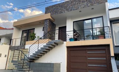 Casa En Venta Profesionales - Totalmente Remodelada