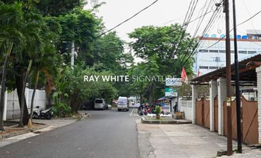 Rumah Lama Terawat di Lokasi Prime, WIjaya - Kebayoran Baru