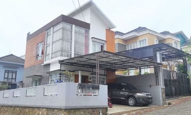 Rumah hook 2 lantai full furnished, strategis di Lembang