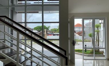 RUMAH MODERN CANTIK DENGAN POOL DI PUSAT KOTA JOGJA