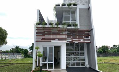 RUMAH MODERN CANTIK DENGAN POOL DI PUSAT KOTA JOGJA