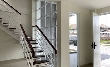 RUMAH MODERN CANTIK DENGAN POOL DI PUSAT KOTA JOGJA