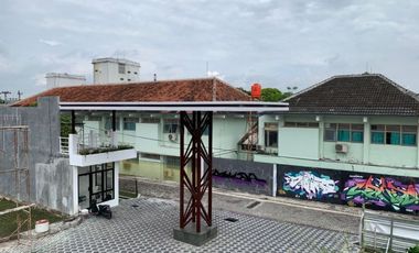 RUMAH MODERN CANTIK DENGAN POOL DI PUSAT KOTA JOGJA