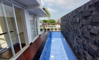 RUMAH MODERN CANTIK DENGAN POOL DI PUSAT KOTA JOGJA