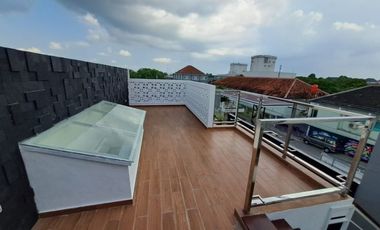 RUMAH MODERN CANTIK DENGAN POOL DI PUSAT KOTA JOGJA