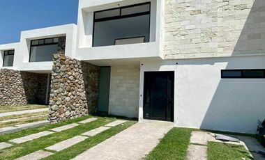 Hermosa Casa a DOBLE ALTURA en Cañadas del Arroyo, 4ta Recamara en PB, Jardín..