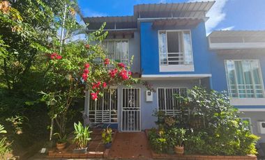 Venta de hermosa casa en conjunto cerrado en Floridablanca con un área de 48 metros y dos niveles. Cod V12581