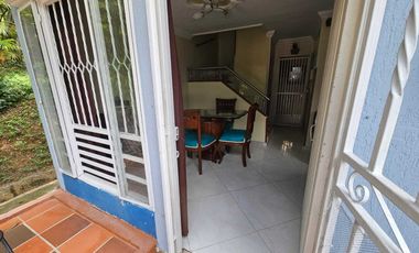 Venta de hermosa casa en conjunto cerrado en Floridablanca con un área de 48 metros y dos niveles. Cod V12581