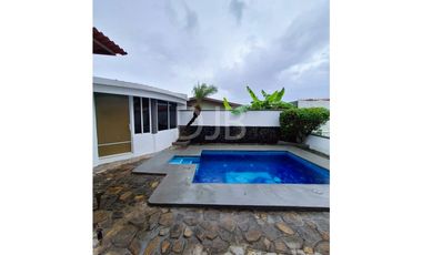 VENTA DE CASA CON PISCINA EN BRISAS DEL GOLF $260,000 #528