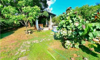 CASA EN VENTA  EN LAS LOMAS CON AMPLIO TERRENO