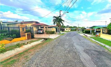 CASA EN VENTA  EN LAS LOMAS CON AMPLIO TERRENO