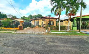 CASA EN VENTA  EN LAS LOMAS CON AMPLIO TERRENO