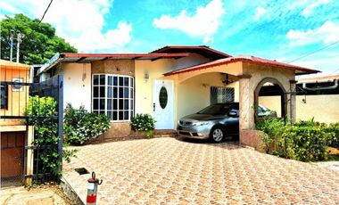 CASA EN VENTA  EN LAS LOMAS CON AMPLIO TERRENO