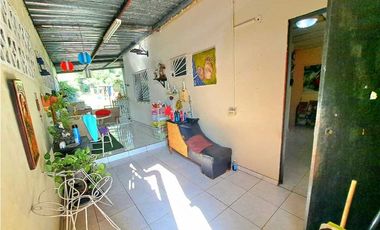 CASA EN VENTA  EN LAS LOMAS CON AMPLIO TERRENO