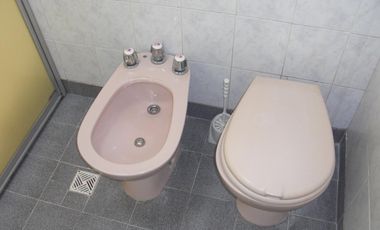 CASA MULTIFAMILIAR CON 4 DORMITORIOS, 2 BAÑOS PATIO CON PARRILLA. PLANTA ALTA A TERMINAR.