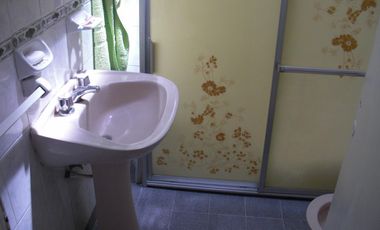 CASA MULTIFAMILIAR CON 4 DORMITORIOS, 2 BAÑOS PATIO CON PARRILLA. PLANTA ALTA A TERMINAR.