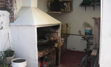 CASA MULTIFAMILIAR CON 4 DORMITORIOS, 2 BAÑOS PATIO CON PARRILLA. PLANTA ALTA A TERMINAR.