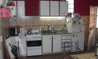 CASA MULTIFAMILIAR CON 4 DORMITORIOS, 2 BAÑOS PATIO CON PARRILLA. PLANTA ALTA A TERMINAR.