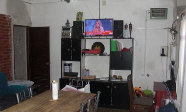 CASA MULTIFAMILIAR CON 4 DORMITORIOS, 2 BAÑOS PATIO CON PARRILLA. PLANTA ALTA A TERMINAR.